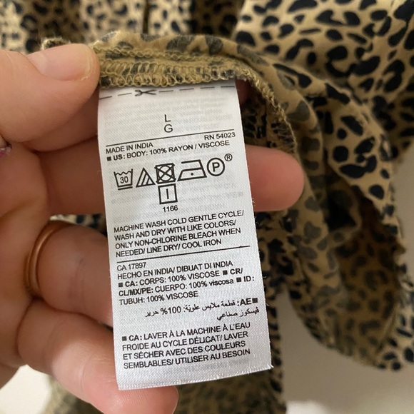 Old Navy leopard print button up short sleeve shirt L - Picture 8 of 9